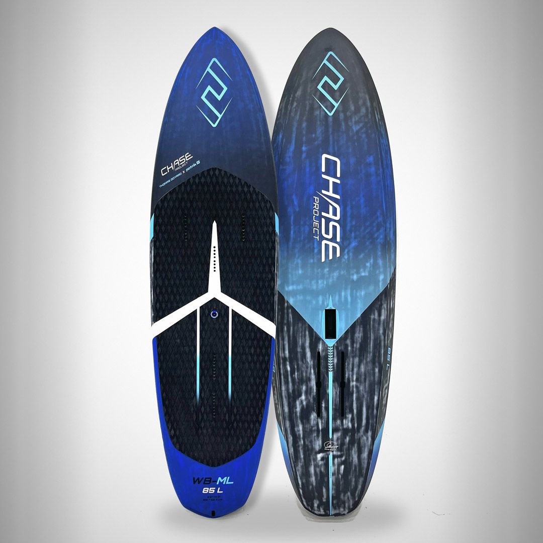 Chase WB-ML Midlength Foilboard in Blau und Grau, Vorder- und Rückansicht mit Tragegriff und Foil-Finne