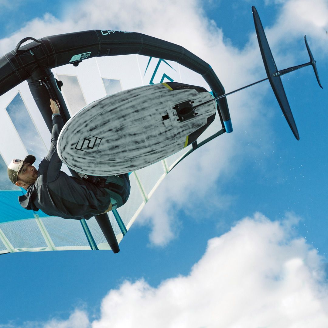 Chase WB-X Foilboard grau mit Tragegriff, Unteransicht gegen blauen Himmel
