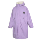 Mystic Poncho Explore Regenjacke in Lavendel mit cremefarbenem Fleece-Futter, Frontalansicht