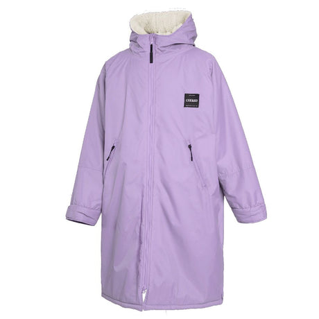 Mystic Poncho Explore Regenjacke in Lavendel mit cremefarbenem Fleece-Futter, Frontalansicht