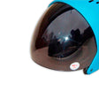 GATH RV Retractable Helm Visier mit dunkelgetöntem Kunststoff, ausklappbar, Seitenansicht auf blauem Helm montiert