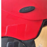Gath Helm-Gewindeabdeckung in Schwarz auf rotem Helm, ovale Form mit Gath-Logo, Detailansicht von oben