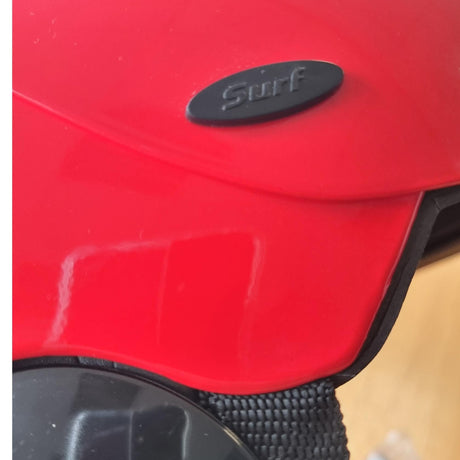 Gath Helm-Gewindeabdeckung in Schwarz auf rotem Helm, ovale Form mit Gath-Logo, Detailansicht von oben