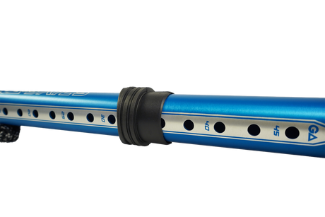 GA Extension Standard Alu 2026 blaues Aluminium-Rohr mit schwarzem Verschluss und Lochbohrungen, Seitenansicht
