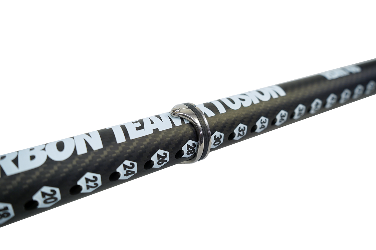 GA 2026 Extension TEAM Carbon Schläger, schwarzes Carbonschaft mit weißem Logo-Print und Metallverbinder, Detailansicht