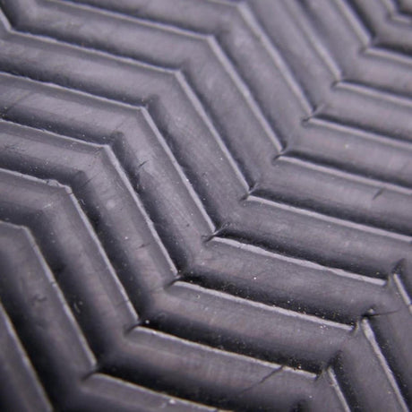 Atan Wave Boots 3mm, Detailaufnahme der wellenförmigen Neoprensohle in Dunkelgrau