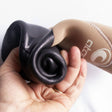 Atan Wave Boots 3mm Neopren-Wasserschuhe in Schwarz und Beige, Detailansicht der gepolsterten Sohle in Hand