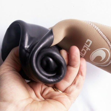 Atan Wave Boots 3mm Neopren-Wasserschuhe in Schwarz und Beige, in der Hand gehalten, Detailansicht