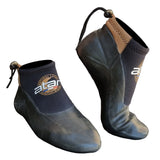 Atan Sunfast Neoprenschuh 3mm in Schwarz-Braun, Frontal- und Seitenansicht mit Zugverschluss und Logo