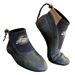 Atan Sunfast Neoprenschuh 3mm in Schwarz-Braun, Paar von vorne, mit Zugband und Logo