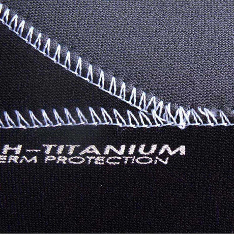 Atan Hot Wave 6mm Neopren-Anzug, schwarz-grau, Detail der weißen Nähte und Titanium-Beschichtung