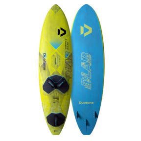 Duotone Cosmic D/LAB Kiteboard in Gelb und Blau, Draufsicht und Unterseite mit Finnen, 2027er Modell