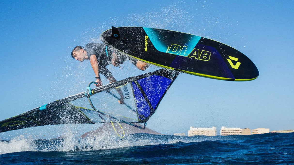 Duotone Skate D/LAB Wakeboard in Schwarz und Türkis, Action-Perspektive auf dem Wasser mit Fahrer
