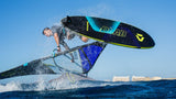 Duotone Skate D/LAB Wakeboard in Schwarz und Türkis, Action-Perspektive auf dem Wasser mit Fahrer