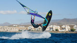 Duotone Skate D/LAB Kiteboard in Blau und Schwarz mit Neon-Akzenten, in Action über Welle im Wasser