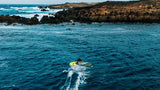 Duotone Skate D/LAB Surfboard in Gelb und Schwarz im Wasser, Surfer in Aktion auf Welle