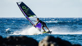 Duotone Sail Idol 2027 Windsurfegel in Blau und Grün, Athlet beim Windsurfen auf dem Meer in Aktion