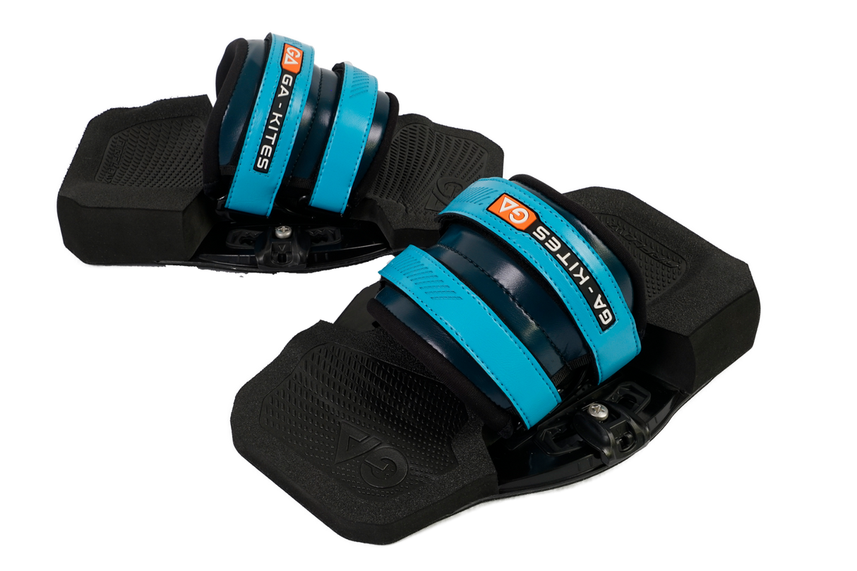 GA Kiteboard Footpad Fußstrap Set 2026, schwarz mit blauem Strap, Draufsicht auf Paar Bindungen