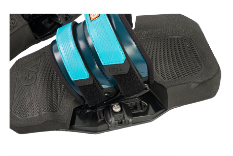 GA Kiteboard Footpad mit blauem Fußstrap Set 2026, schwarze strukturierte Oberfläche, Draufsicht