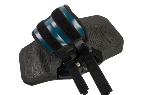 GA Kiteboard Footpad Foodstrap Set 2026, schwarze Fußpolster mit blauem Riemen und Klettverschluss, Draufsicht
