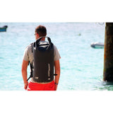 OverBoard wasserdichter Packsack Classic in Schwarz, getragen als Rucksack am Meer, robustes Material mit Schultergurten