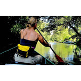 OverBoard wasserdichte Hüfttasche in Gelb, getragen bei Wassersport, robustes Material, frontal sichtbar