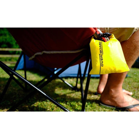 OverBoard wasserdichter Beutel 1 Liter in Neongelb, an Campingstuhl befestigt, Outdoor-Ansicht