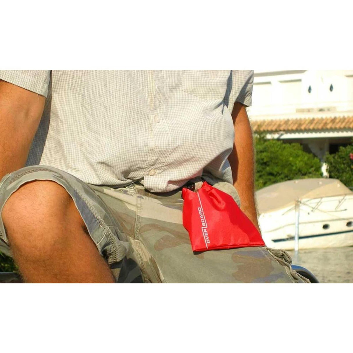 OverBoard wasserdichter Beutel 1 Liter rot, in Hand gehalten, Bootsumgebung