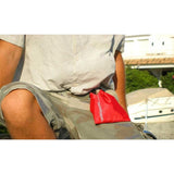 OverBoard wasserdichter Beutel 1 Liter rot, in Hand gehalten, Bootsumgebung