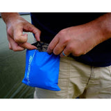 OverBoard wasserdichter Beutel 1 Liter in Blau mit Rollverschluss, in Händen gehalten