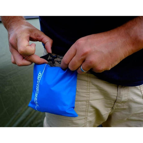 OverBoard wasserdichter Beutel 1 Liter in Blau mit Rollverschluss, in Händen gehalten