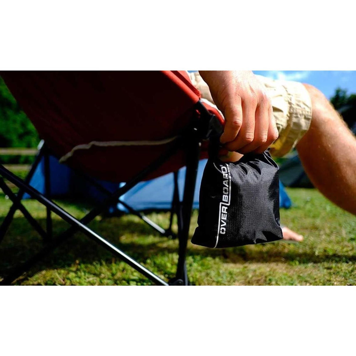 OverBoard wasserdichter Beutel 1L schwarz, in Hand gehalten, Outdoor-Einsatz