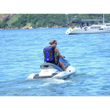 OverBoard Classic Wasserdichter Rucksack in Blau, getragen auf Jet Ski am Wasser, robustes Design