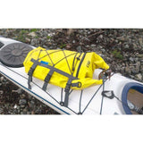OverBoard wasserdichte SUP Kajak Tasche in Gelb mit grauen Riemen, auf aufblasbarem Kajak montiert