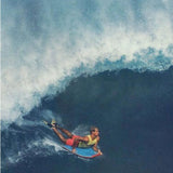 Churchill Makapuu Bodyboard-Flossen in Blau-Schwarz, getragen beim Bodyboarden auf Welle, Frontalansicht