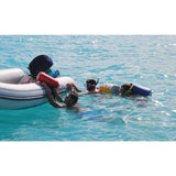 OverBoard 30L wasserdichter Packsack in Rot und Blau bei Wassersportaktivität im Meer