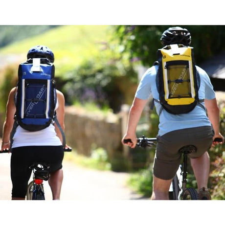 OverBoard Pro 20L wasserdichter Rucksack in Blau und Gelb, getragen von Radfahrern auf Outdoor-Tour