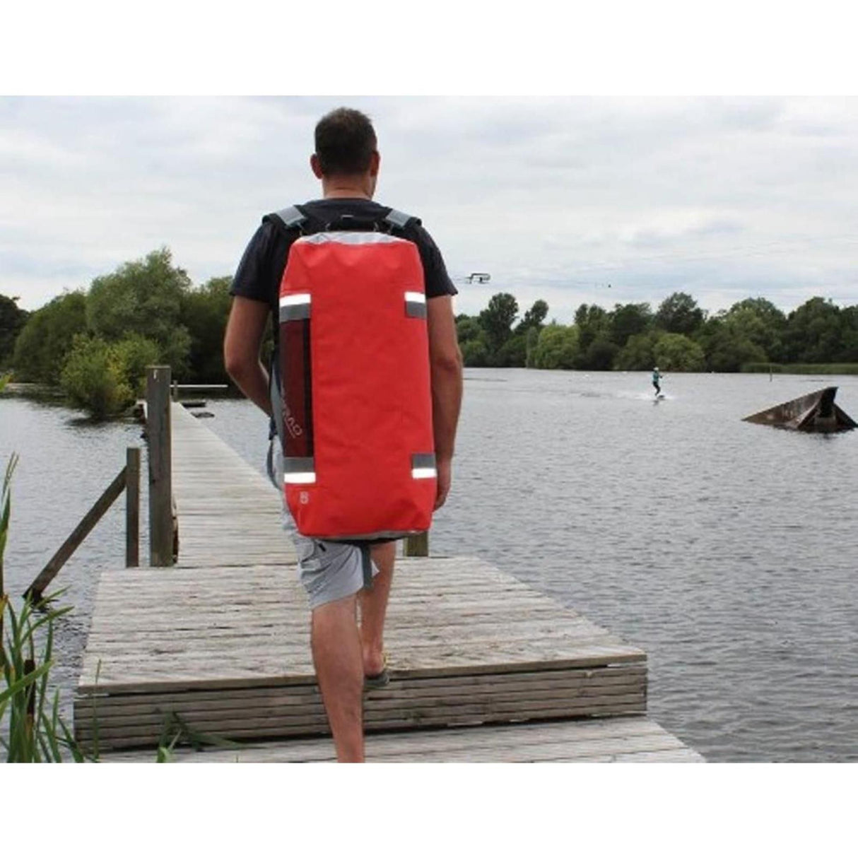 OverBoard Duffel Bag Pro rote wasserdichte Sporttasche mit reflektierenden Streifen, getragen als Rucksack am Steg
