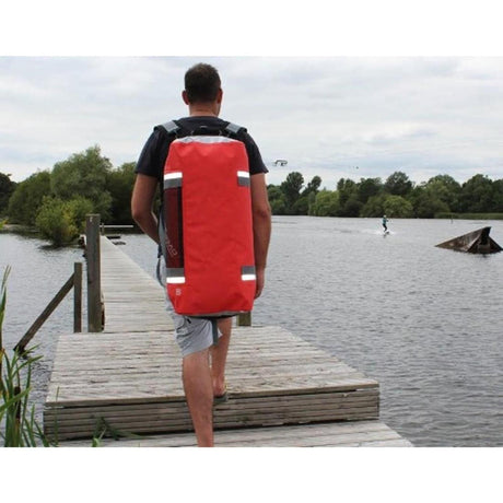 OverBoard Duffel Bag Pro rote wasserdichte Sporttasche mit reflektierenden Streifen, getragen als Rucksack am Steg