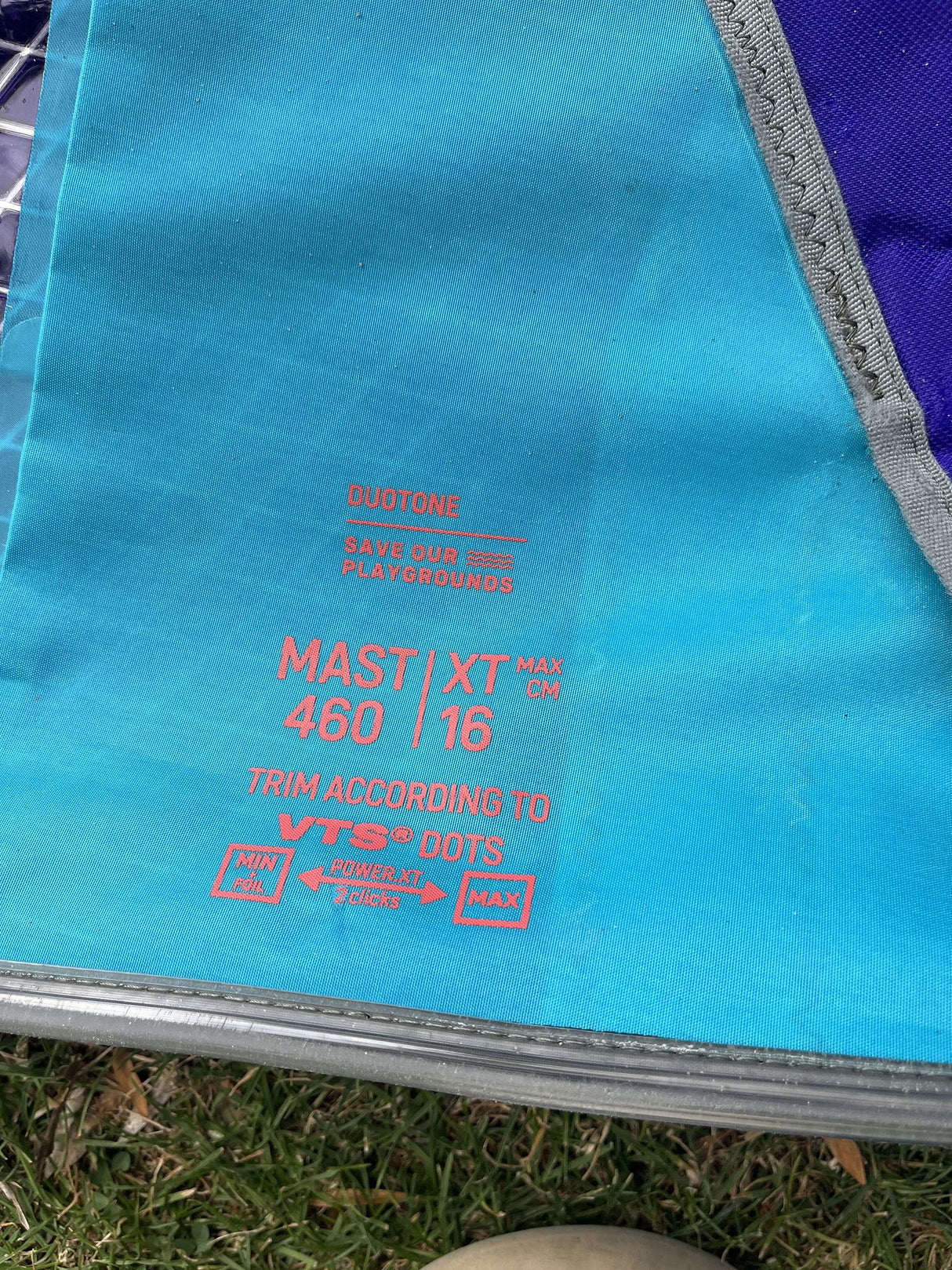 Duotone S-Pace 7.3 2026 Kitesegel in Türkis mit roten Markierungen, Detailansicht des Segels mit technischen Spezifikationen