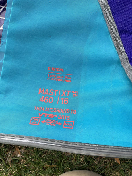 Duotone S-Pace 7.3 2026 Kitesegel in Türkis mit roten Markierungen, Detailansicht des Segels mit technischen Spezifikationen