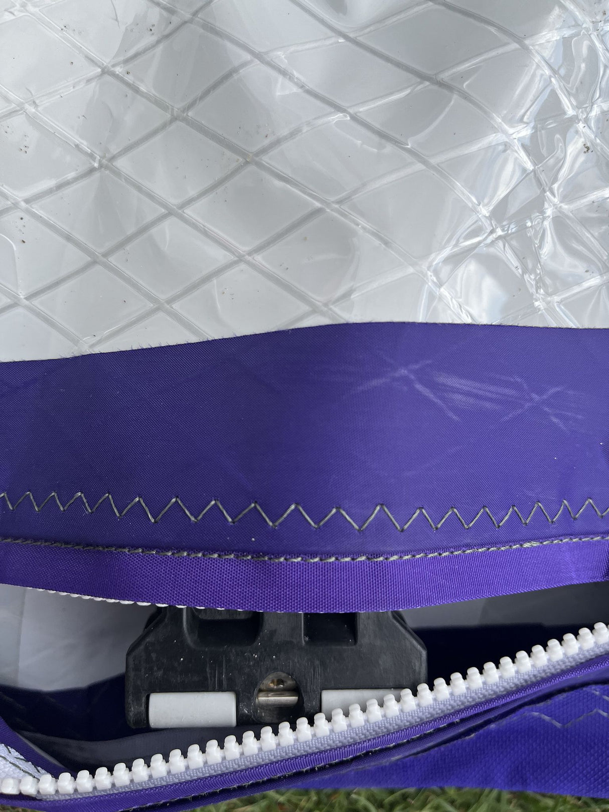 Duotone S-Pace 7.3 2026 Kite, Detailaufnahme der violetten Stoffbahn mit Nähten und weißen Leisten, von oben