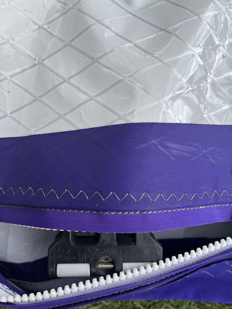 Duotone S-Pace 7.3 2026 Kite, Detailaufnahme der violetten Stoffbahn mit Nähten und weißen Leisten, von oben