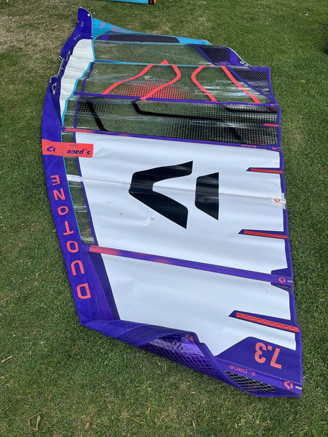 Duotone S-Pace 7.3 2026 Kite in Blau, Weiß und Rot, Draufsicht auf Rasen