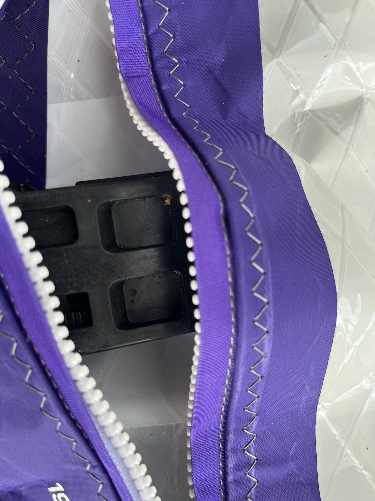 Duotone S-Pace 6.6 2026 Kite, lila Neopren mit weißer Perlenkante und schwarzen Ventilen, Detailansicht geöffnet