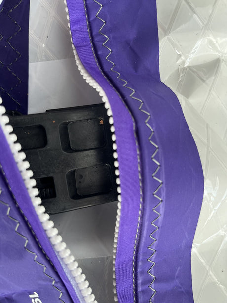 Duotone S-Pace 6.6 2026 Kite, lila Neopren mit weißer Perlenkante und schwarzen Ventilen, Detailansicht geöffnet