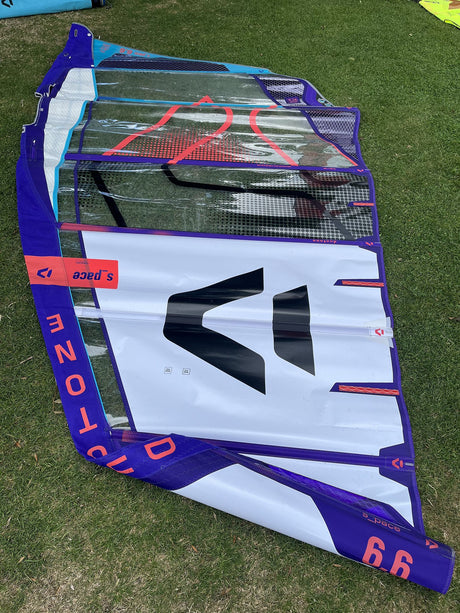 Duotone S-Pace 6.6 2026 Kite weiß-lila mit schwarzem S-Logo, Draufsicht auf Rasen