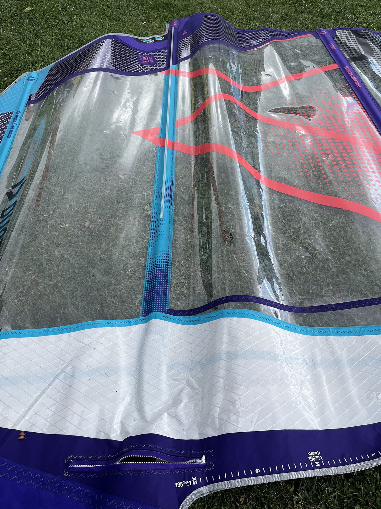 Duotone S-Pace 6.6 2026 Kite mit blauem und violettem Design, rotes Muster, Draufsicht auf Rasen