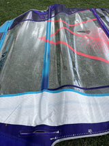Duotone S-Pace 6.6 2026 Kite mit blauem und violettem Design, rotes Muster, Draufsicht auf Rasen