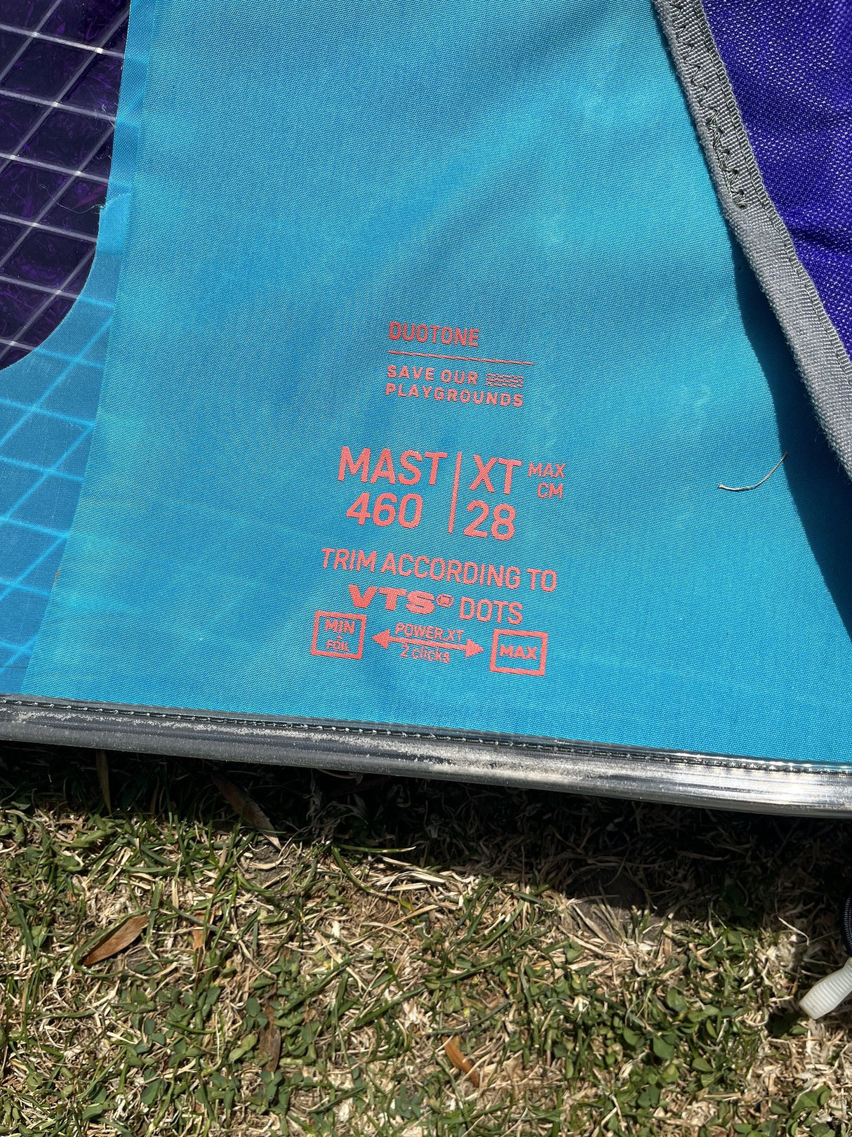 Duotone S_Pace 7.8 2026 Kitesegel Blau mit technischen Spezifikationen und Mast-Details auf Textil